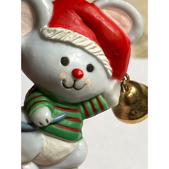 Vintage Hallmark Christmas Mouse Pin Brooch With Santa Hat & and Bell - Picture 3 of 7